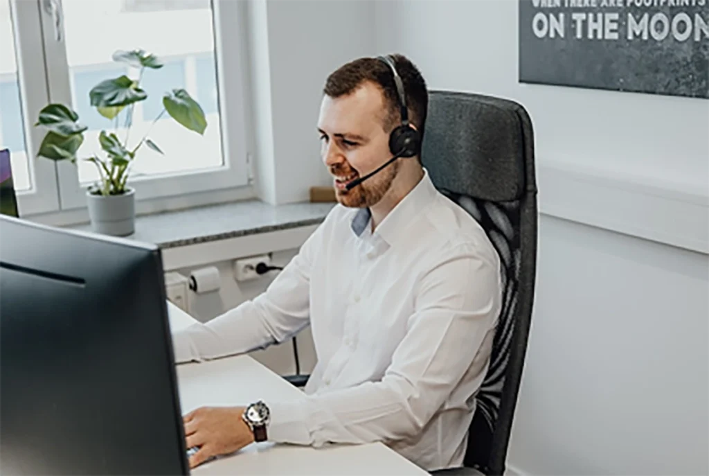 Business consultant assisting Trade License Renewal in Dubai via support call